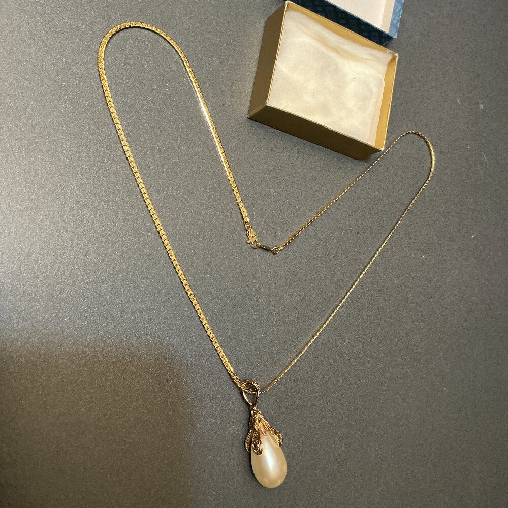 Faux Pearl Pendant on a gold colored 12” Chain necklace - Vintage